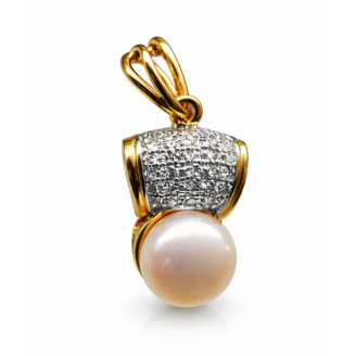 18 KT Gold Pearl Diamond Pendant – Premium Design